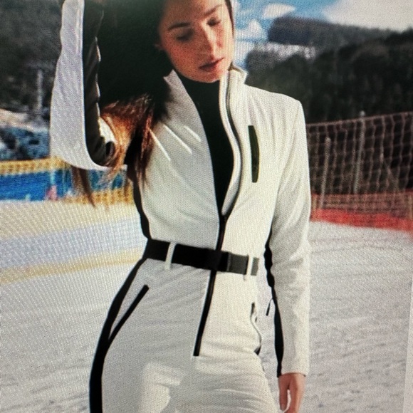 Elegant Women's Black and White Pantsuit - Picture 4 of 9